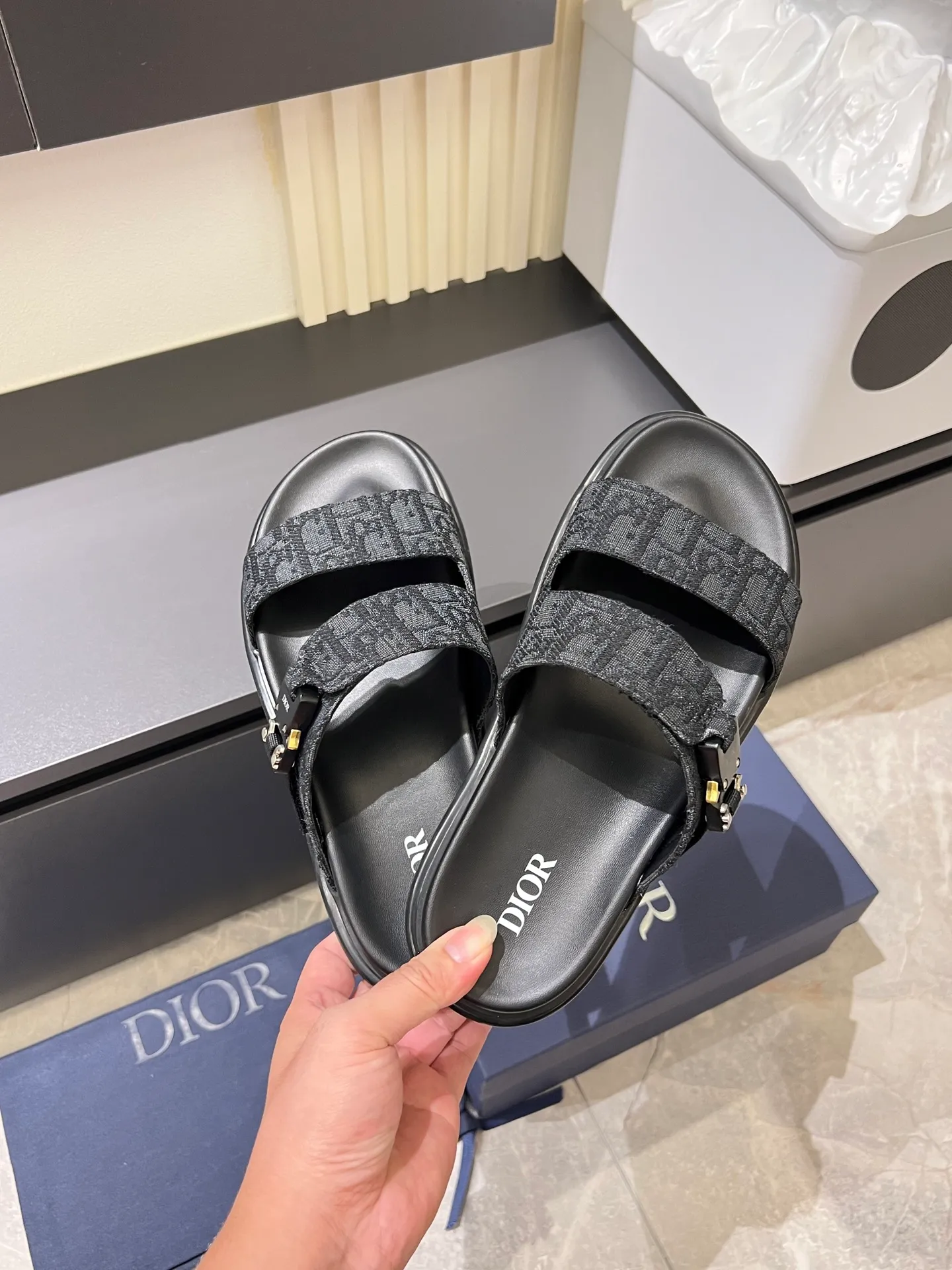 Men's Men's Shoes 💰p320 Dio* Men's Sandals Slippers. Showcasing Dior haute couture design. The Dior gray suede strap is accented with an aluminum Dior buckle for added style. Paired with a comfortable tonal notch sole, they pair easily with shorts or jeans for a sophisticated look. Main body: suede cow leather, technical fabric lining: cow leather, with adjustable straps, aluminum Dior buckle, Dior gray EVA insole, tonal notched rubber outsole splicing structure, size: 38-44 (customized at 45.46)